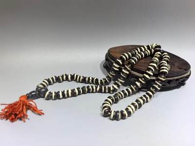 旧藏一线药师佛珠手串项链男女款，老掉牙，包浆浑厚，个别蜂窝状结构可见取药坑，风化纹等。尺寸:0.8cm*0.7cm