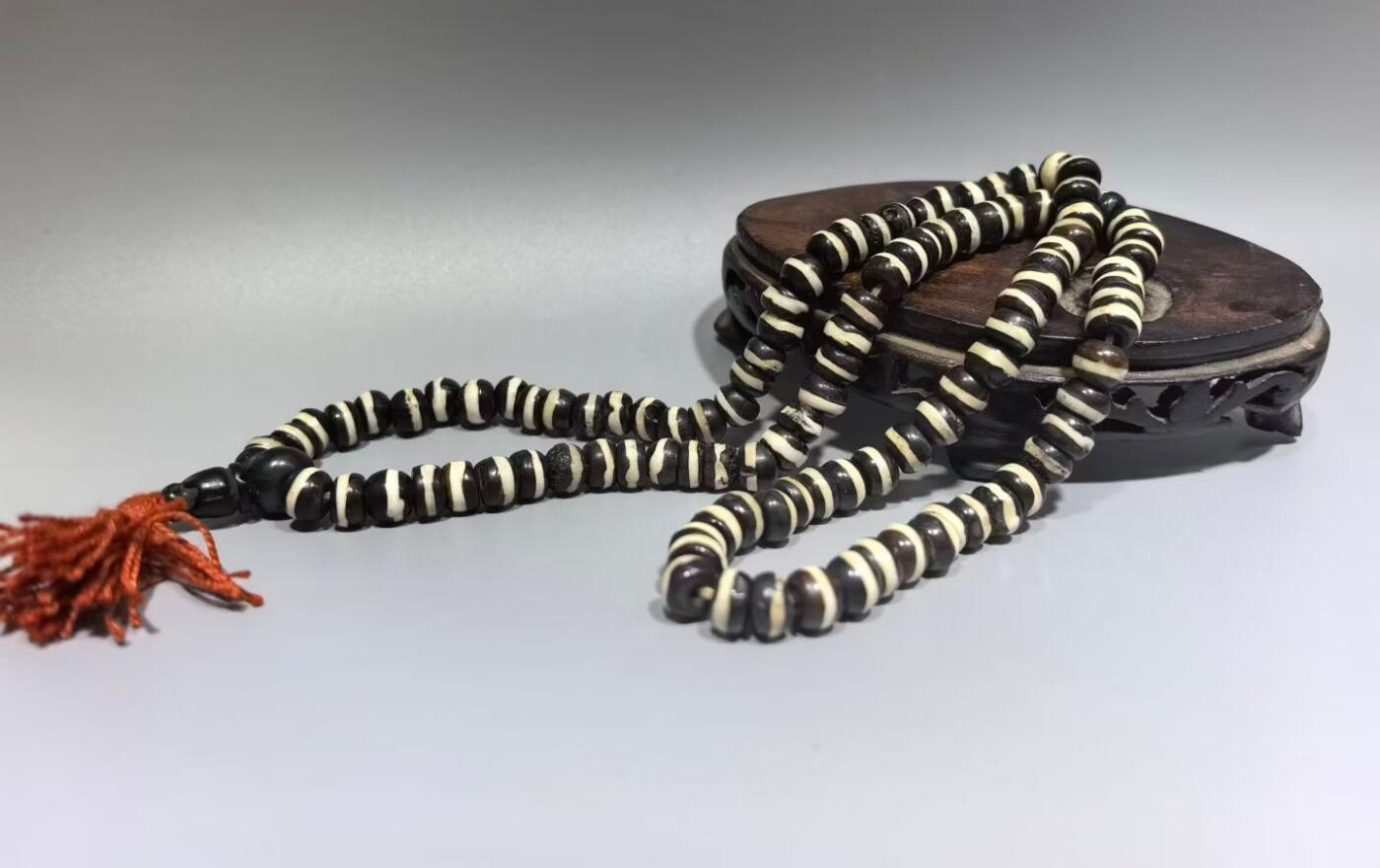 旧藏一线药师佛珠手串项链男女款，老掉牙，包浆浑厚，个别蜂窝状结构可见取药坑，风化纹等。尺寸:0.8cm*0.7cm