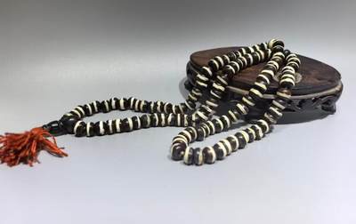 旧藏一线药师佛珠手串项链男女款，老掉牙，包浆浑厚，个别蜂窝状结构可见取药坑，风化纹等。尺寸:0.8cm*0.7cm