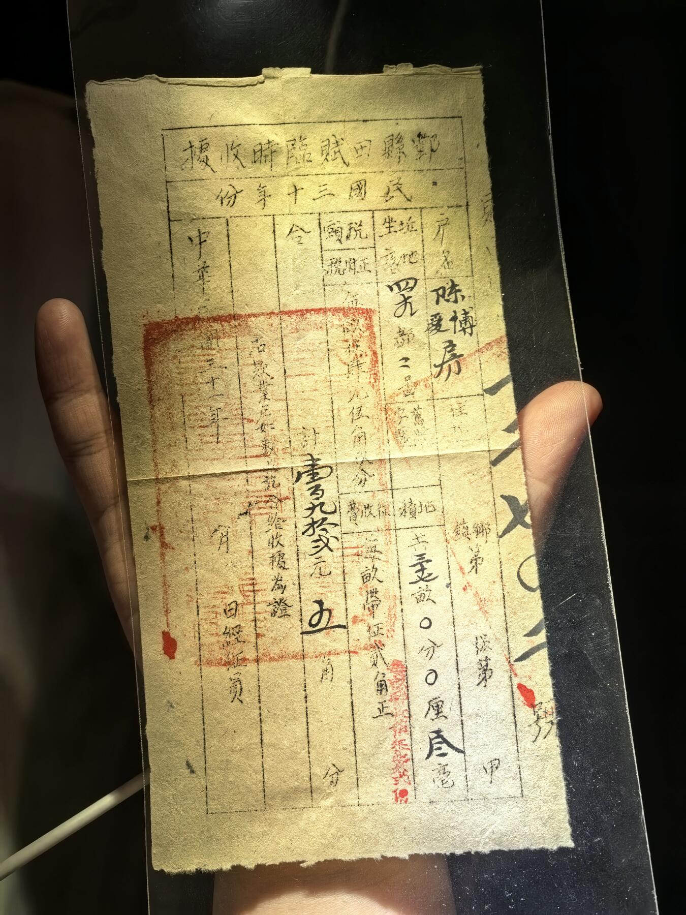 货币是固定充当一般等价物的特殊商品，是价值尺度、流通手段、支付手段等职能的统一。它起源于物物交换，历经实物、金属、纸币到电子货币的演变。现代货币由国家信用背书，是经济运行的血液，用于商品交易、财富储存与债务清偿，维系着社会经济秩序。