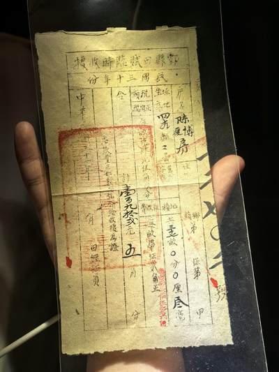 货币是固定充当一般等价物的特殊商品，是价值尺度、流通手段、支付手段等职能的统一。它起源于物物交换，历经实物、金属、纸币到电子货币的演变。现代货币由国家信用背书，是经济运行的血液，用于商品交易、财富储存与债务清偿，维系着社会经济秩序。