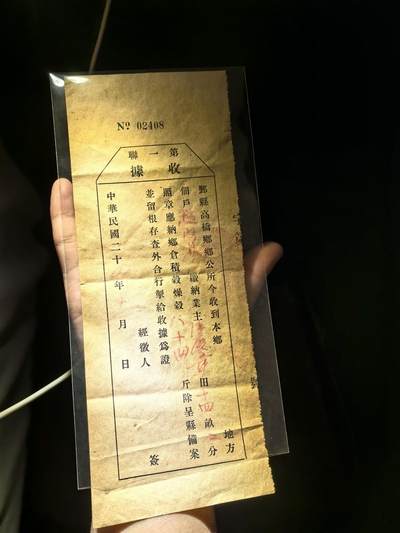 货币是固定充当一般等价物的特殊商品，是价值尺度、流通手段、支付手段等职能的统一。它起源于物物交换，历经实物、金属、纸币到电子货币的演变。现代货币由国家信用背书，是经济运行的血液，用于商品交易、财富储存与债务清偿，维系着社会经济秩序。