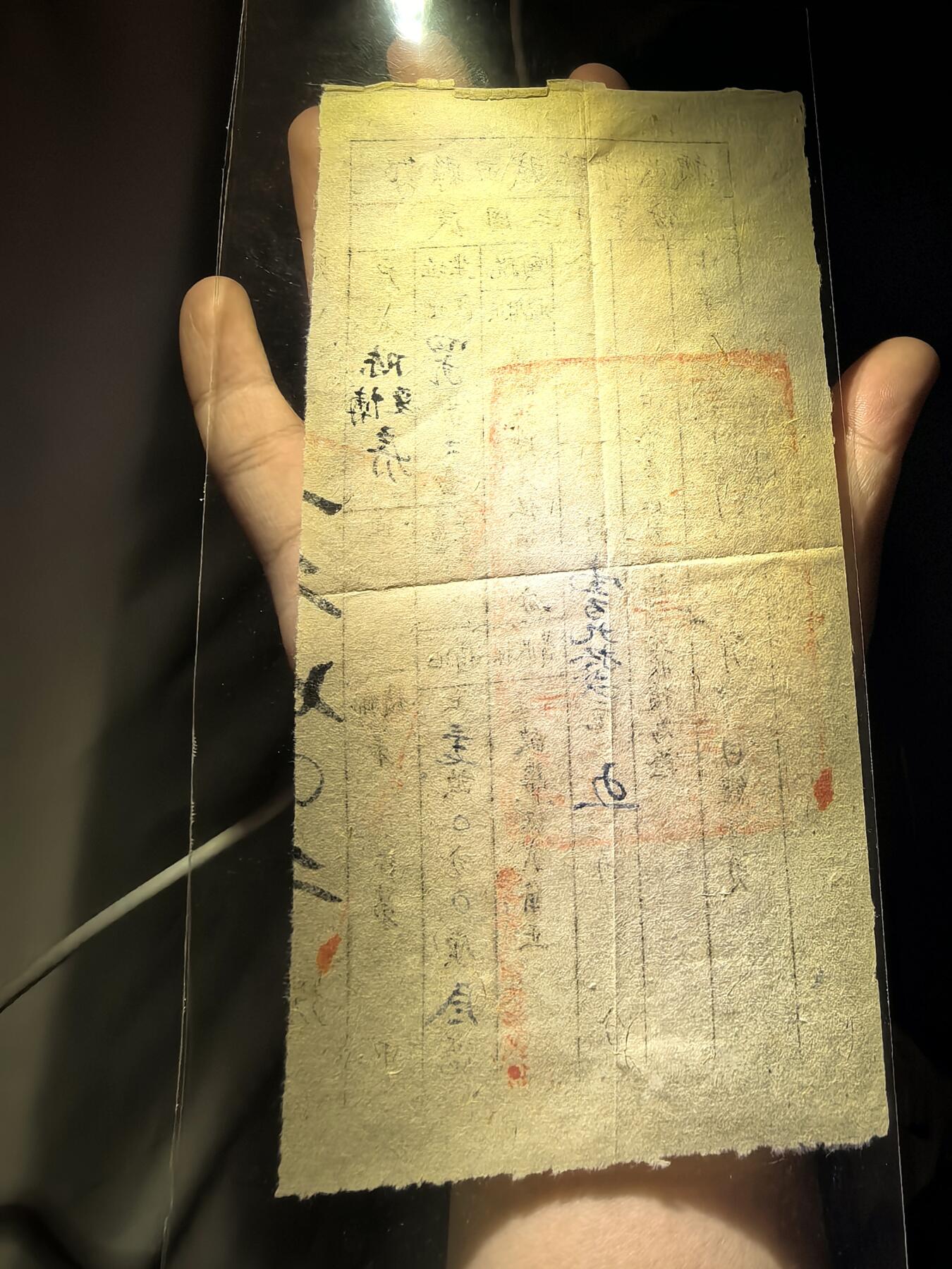 货币是固定充当一般等价物的特殊商品，是价值尺度、流通手段、支付手段等职能的统一。它起源于物物交换，历经实物、金属、纸币到电子货币的演变。现代货币由国家信用背书，是经济运行的血液，用于商品交易、财富储存与债务清偿，维系着社会经济秩序。