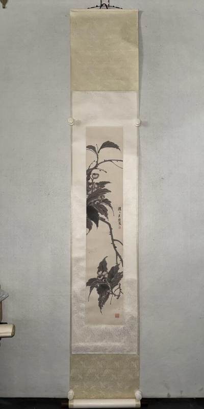 吴让之，吴熙载，99*18.5cm立轴，纸本，墨色清晰，保存状态好，无明显损伤。
吴熙载（1696-1752），清代书画家，字廷康，号山农，江苏仪征人。擅画花卉、山水，尤以花卉名世，笔墨苍劲，风格独特。