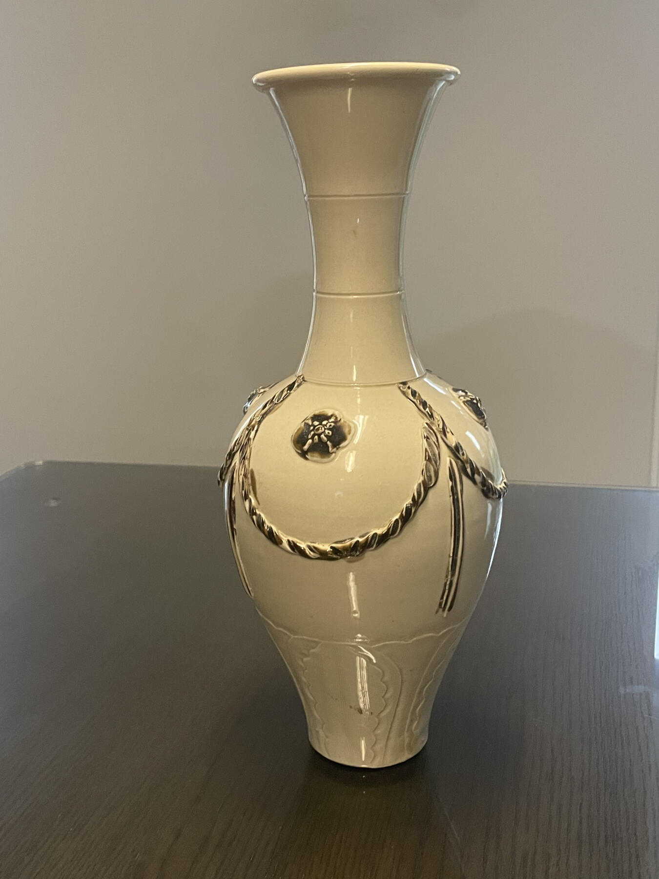 定窑白瓷瓶，年代不详。