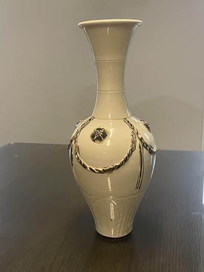 定窑白瓷瓶，年代不详。