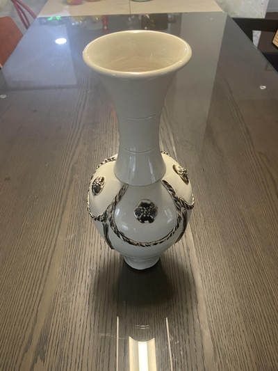 定窑白瓷瓶，年代不详。