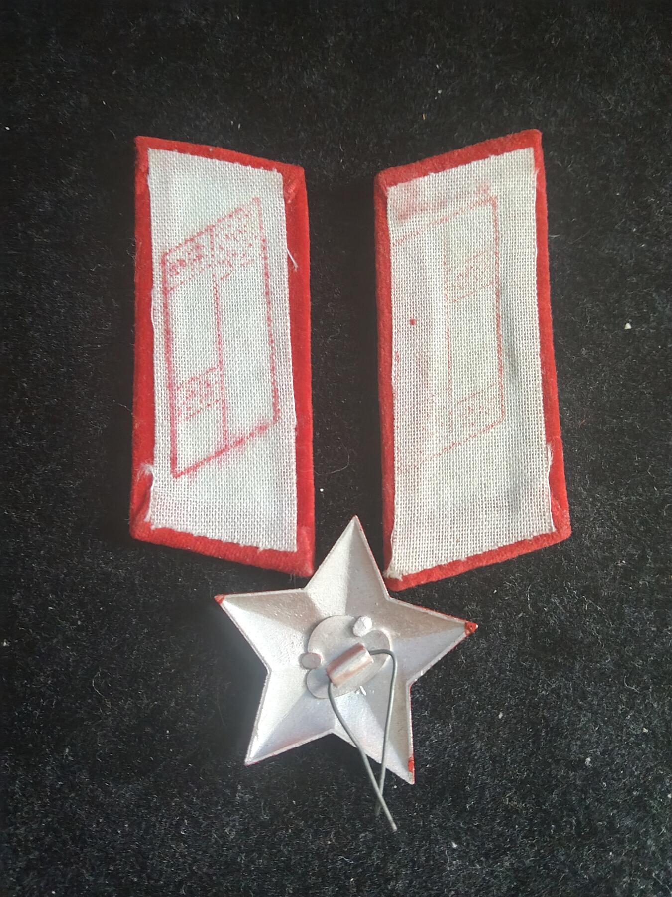 65式肩章红五星帽徽