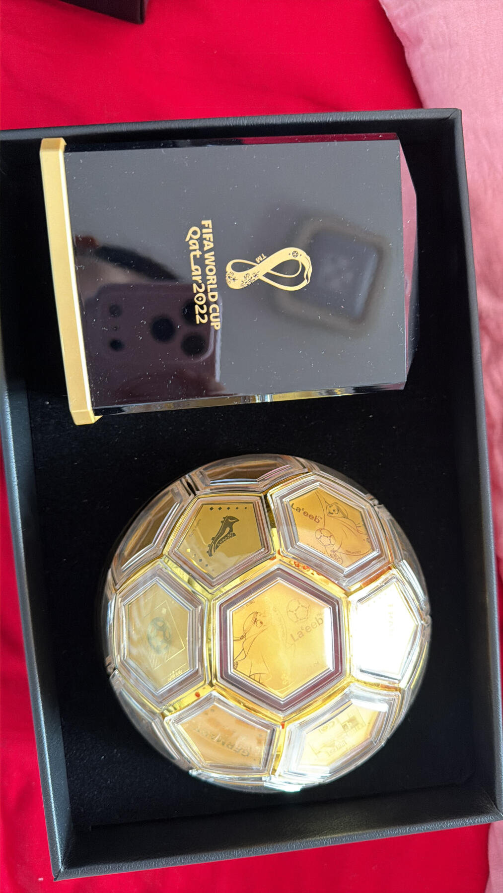 2022卡塔尔世界杯「胜利荣耀 幸运金球
这是2022年卡塔尔FIFA世界杯官方授权的「胜利荣耀 幸运金球」，由32枚纪念章拼接而成，核心是贵金属（足金/足银）材质。足金6.6G喜欢收藏的可私聊～