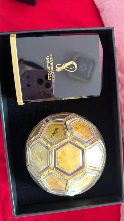 2022卡塔尔世界杯「胜利荣耀 幸运金球
这是2022年卡塔尔FIFA世界杯官方授权的「胜利荣耀 幸运金球」，由32枚纪念章拼接而成，核心是贵金属（足金/足银）材质。足金6.6G喜欢收藏的可私聊～