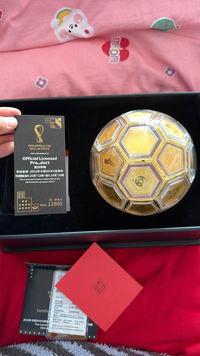 2022卡塔尔世界杯「胜利荣耀 幸运金球
这是2022年卡塔尔FIFA世界杯官方授权的「胜利荣耀 幸运金球」，由32枚纪念章拼接而成，核心是贵金属（足金/足银）材质。足金6.6G喜欢收藏的可私聊～