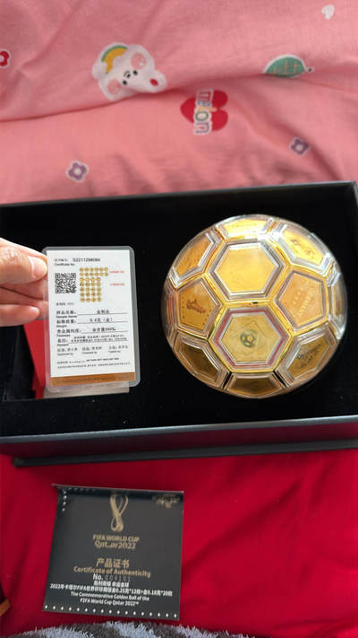 2022卡塔尔世界杯「胜利荣耀 幸运金球
这是2022年卡塔尔FIFA世界杯官方授权的「胜利荣耀 幸运金球」，由32枚纪念章拼接而成，核心是贵金属（足金/足银）材质。足金6.6G喜欢收藏的可私聊～