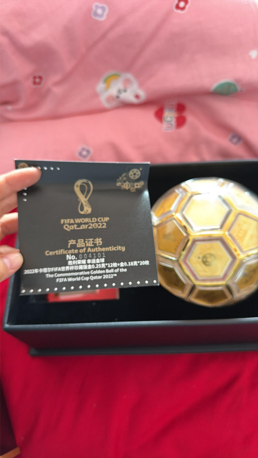 2022卡塔尔世界杯「胜利荣耀 幸运金球
这是2022年卡塔尔FIFA世界杯官方授权的「胜利荣耀 幸运金球」，由32枚纪念章拼接而成，核心是贵金属（足金/足银）材质。足金6.6G喜欢收藏的可私聊～