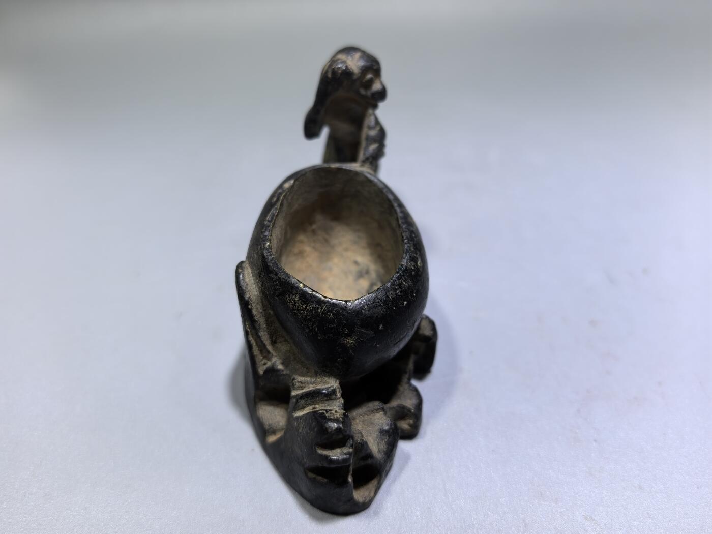 旧藏·铜灵猴献寿水盂文房雅趣，福寿绵长
老铜铸造，包浆醇厚
灵猴献寿寓意好，研墨盛水超实用
传世旧藏，文房爱好者必入！
长​11.5cm高5.2cm宽3.8cm 重：292.1g