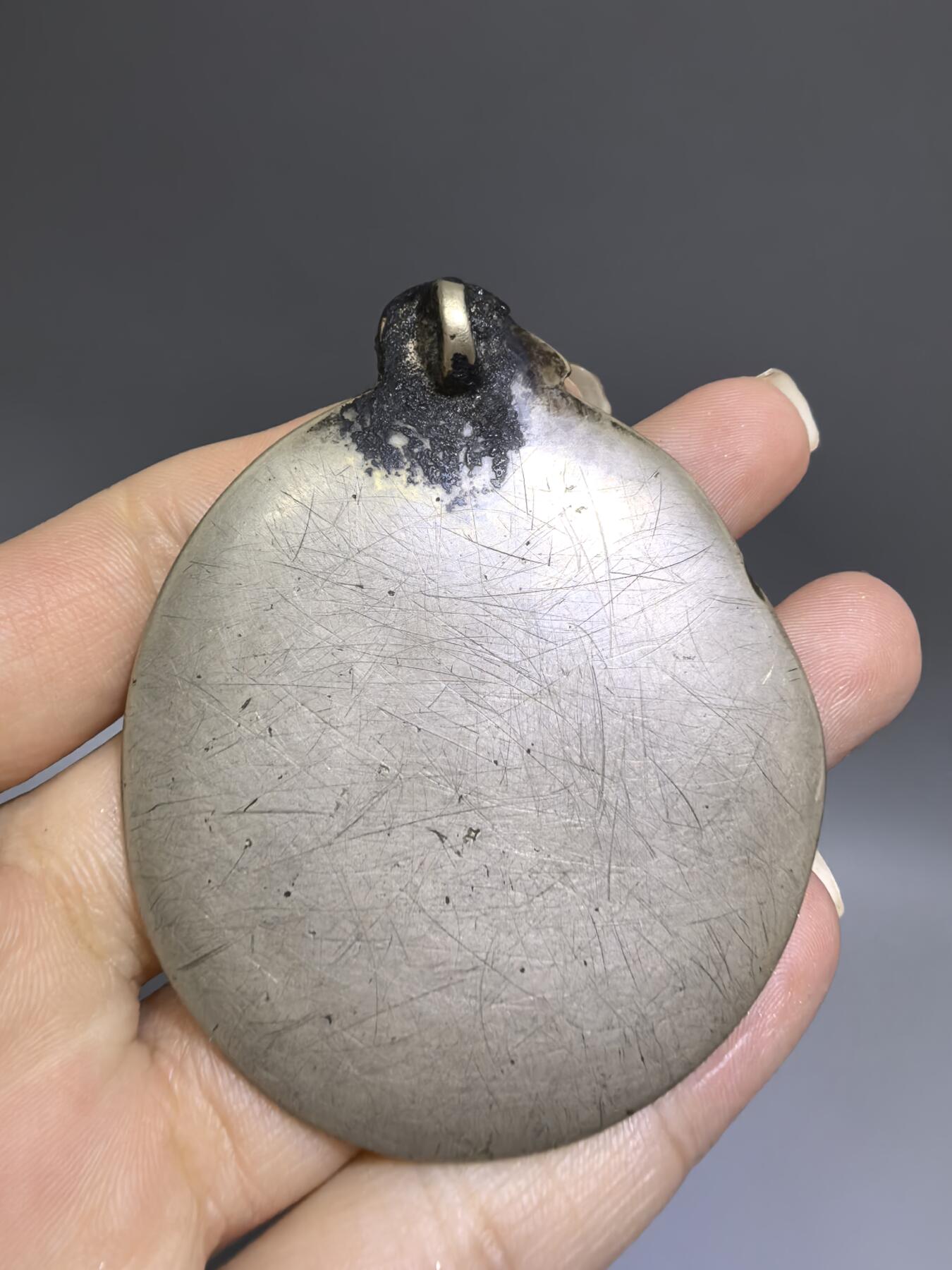 清代藏传九宫八卦牌｜藏地护佑，岁月凝华【清代·藏传九宫八卦护身牌】
材质：铜
工艺：手工铸造、满工高浮雕錾刻
纹饰：中央九宫八卦咒轮，环绕十二生肖、护法神兽、梵文真言
品相：传世美品，包浆醇厚，工艺精湛，保存完好
九宫八卦牌是藏传佛教中最具影响力的护身法器之一此牌为清代传世之物，工艺精湛，文化价值极高。6.6cm*5.48cm*0.3cm克重：52.1g