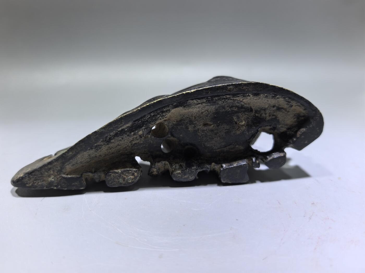 旧藏·铜灵猴献寿水盂文房雅趣，福寿绵长
老铜铸造，包浆醇厚
灵猴献寿寓意好，研墨盛水超实用
传世旧藏，文房爱好者必入！
长​11.5cm高5.2cm宽3.8cm 重：292.1g