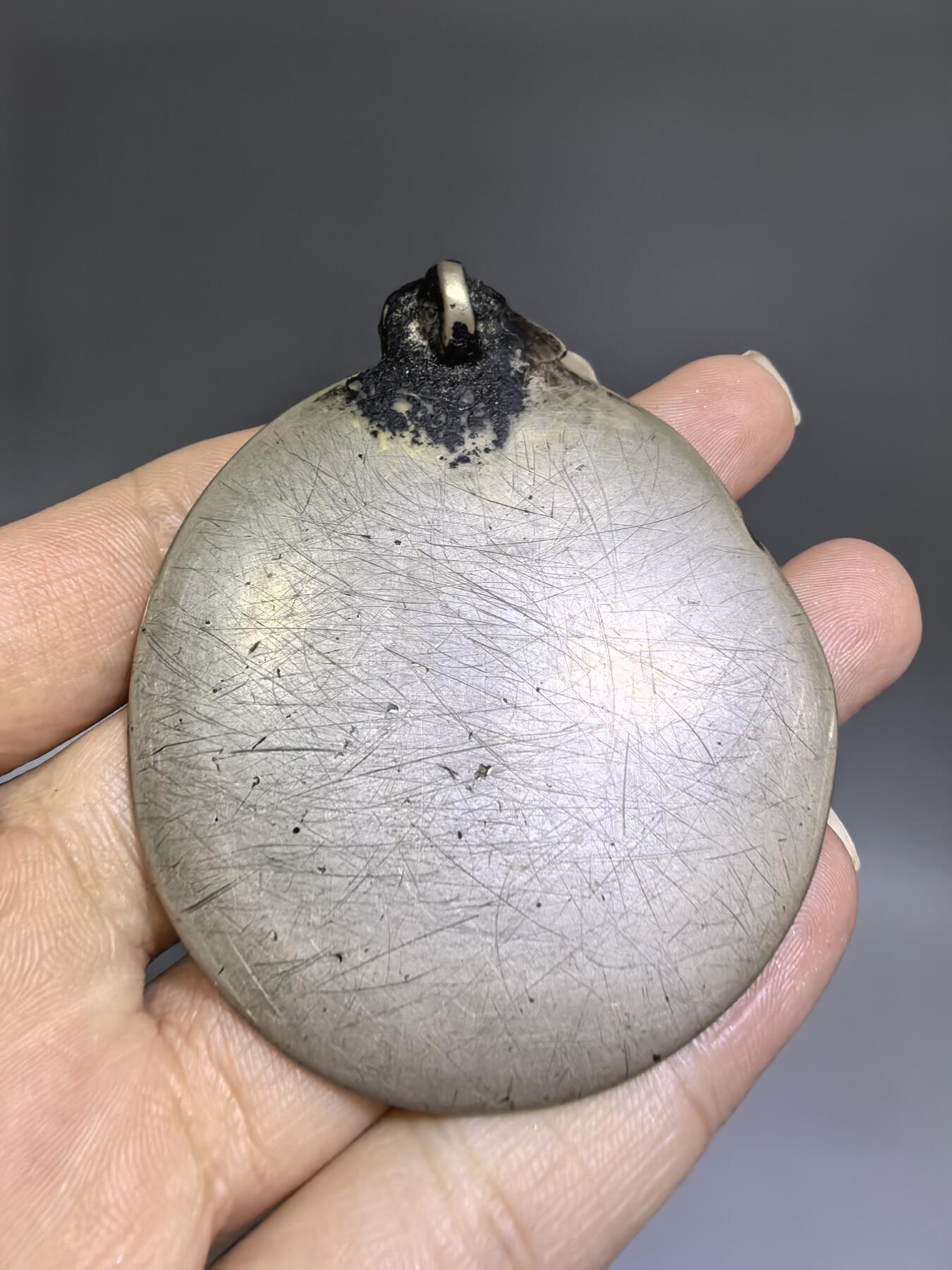 清代藏传九宫八卦牌｜藏地护佑，岁月凝华【清代·藏传九宫八卦护身牌】
材质：铜
工艺：手工铸造、满工高浮雕錾刻
纹饰：中央九宫八卦咒轮，环绕十二生肖、护法神兽、梵文真言
品相：传世美品，包浆醇厚，工艺精湛，保存完好
九宫八卦牌是藏传佛教中最具影响力的护身法器之一此牌为清代传世之物，工艺精湛，文化价值极高。6.6cm*5.48cm*0.3cm克重：52.1g