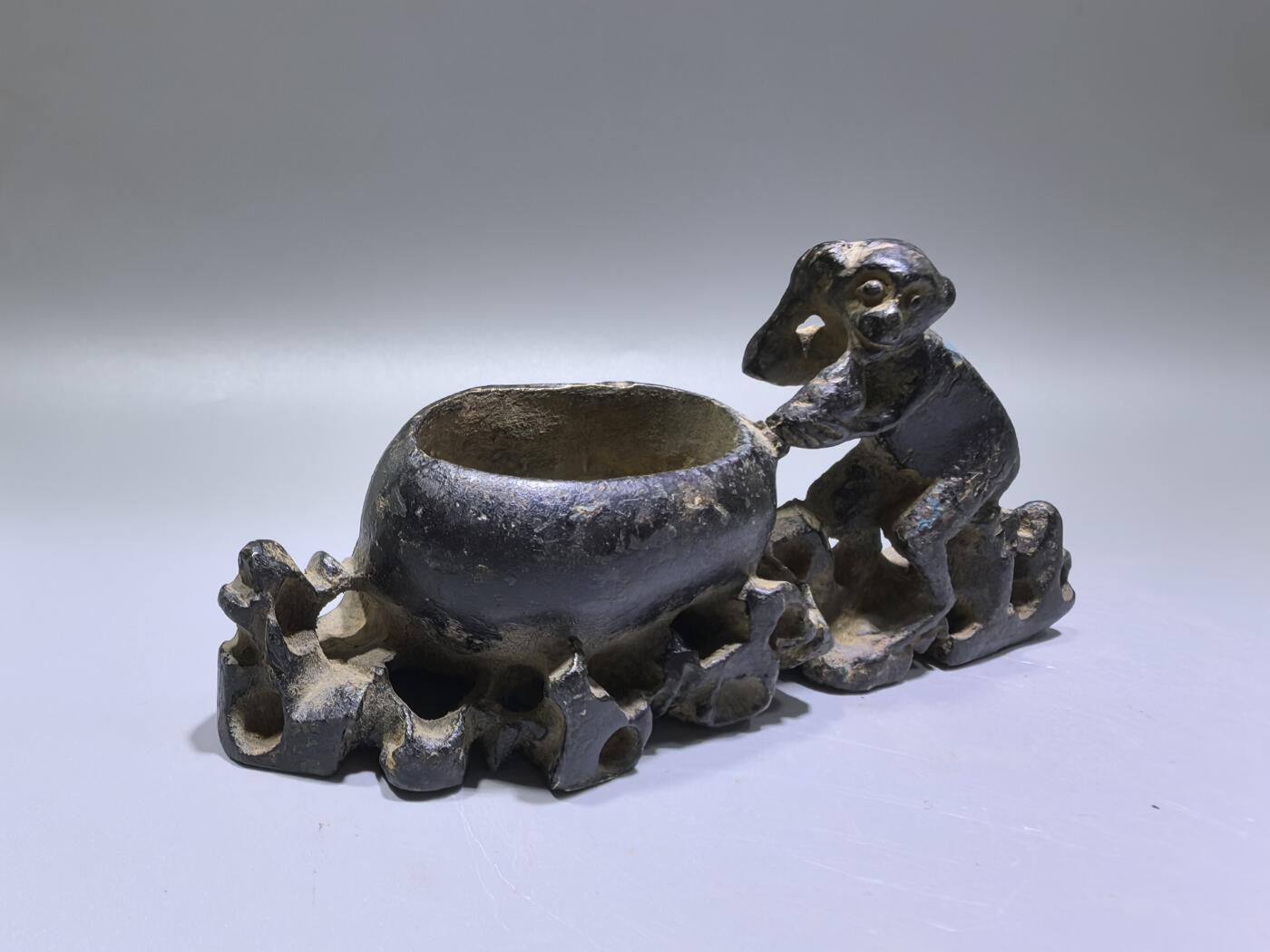 旧藏·铜灵猴献寿水盂文房雅趣，福寿绵长
老铜铸造，包浆醇厚
灵猴献寿寓意好，研墨盛水超实用
传世旧藏，文房爱好者必入！
长​11.5cm高5.2cm宽3.8cm 重：292.1g