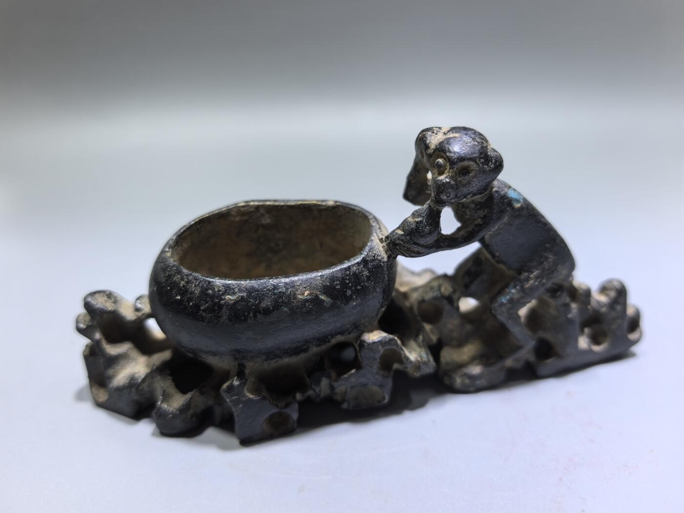 旧藏·铜灵猴献寿水盂文房雅趣，福寿绵长
老铜铸造，包浆醇厚
灵猴献寿寓意好，研墨盛水超实用
传世旧藏，文房爱好者必入！
长​11.5cm高5.2cm宽3.8cm 重：292.1g