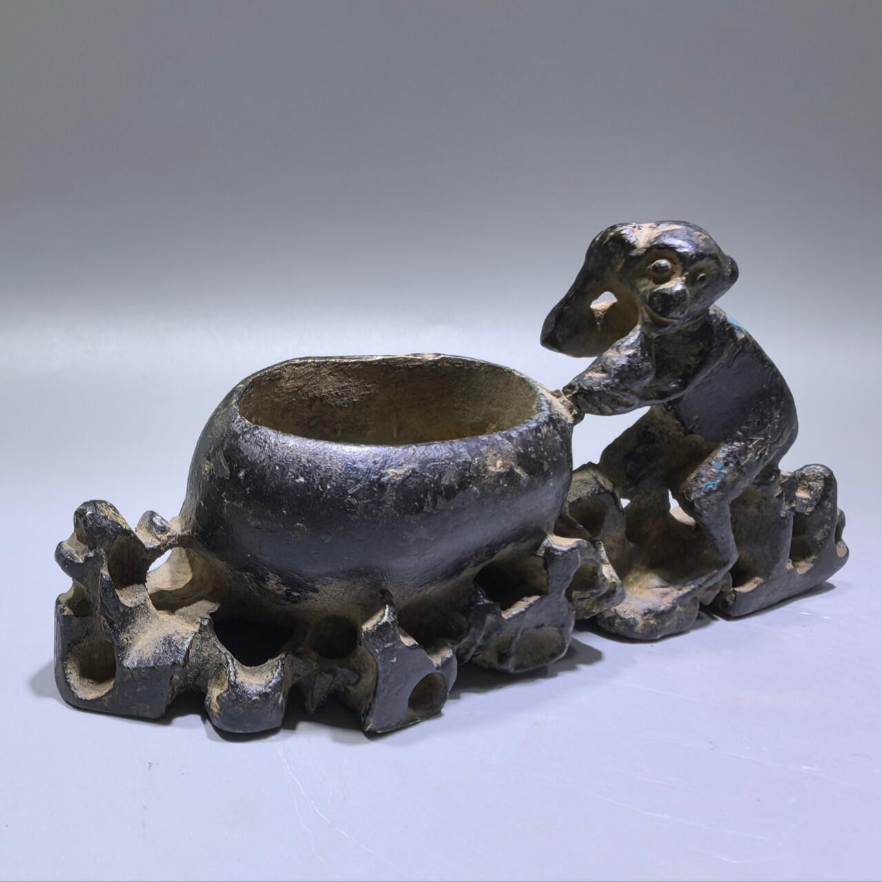 旧藏·铜灵猴献寿水盂文房雅趣，福寿绵长
老铜铸造，包浆醇厚
灵猴献寿寓意好，研墨盛水超实用
传世旧藏，文房爱好者必入！
长​11.5cm高5.2cm宽3.8cm 重：292.1g