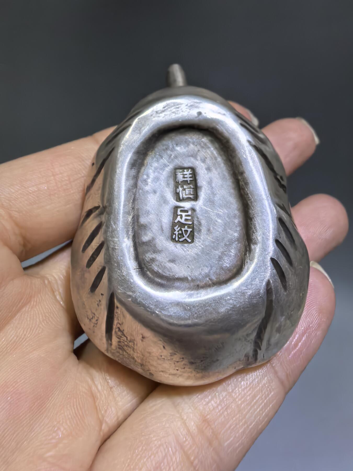 老银金蟾砚滴案头纳福墨韵生清代·老银金蟾纹砚滴材质：足银工艺：手工锻打、高浮雕錾刻器型：随形砚滴，云纹为底，金蟾为钮，壶嘴精巧品相：传世美品，包浆醇厚，工艺精湛金蟾为传统招财瑞兽，此砚滴以银为材，将瑞兽与文房雅器结合，既具实用价值，又含吉祥寓意，是清代银制文房的精品之作极具收藏与赏玩价值​6.3cm*4.0cm*2.8cm克重：24g#砚滴#清代#老银