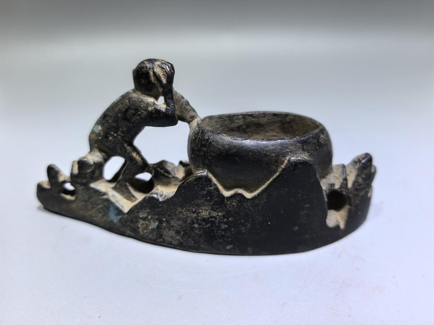 旧藏·铜灵猴献寿水盂文房雅趣，福寿绵长
老铜铸造，包浆醇厚
灵猴献寿寓意好，研墨盛水超实用
传世旧藏，文房爱好者必入！
长​11.5cm高5.2cm宽3.8cm 重：292.1g