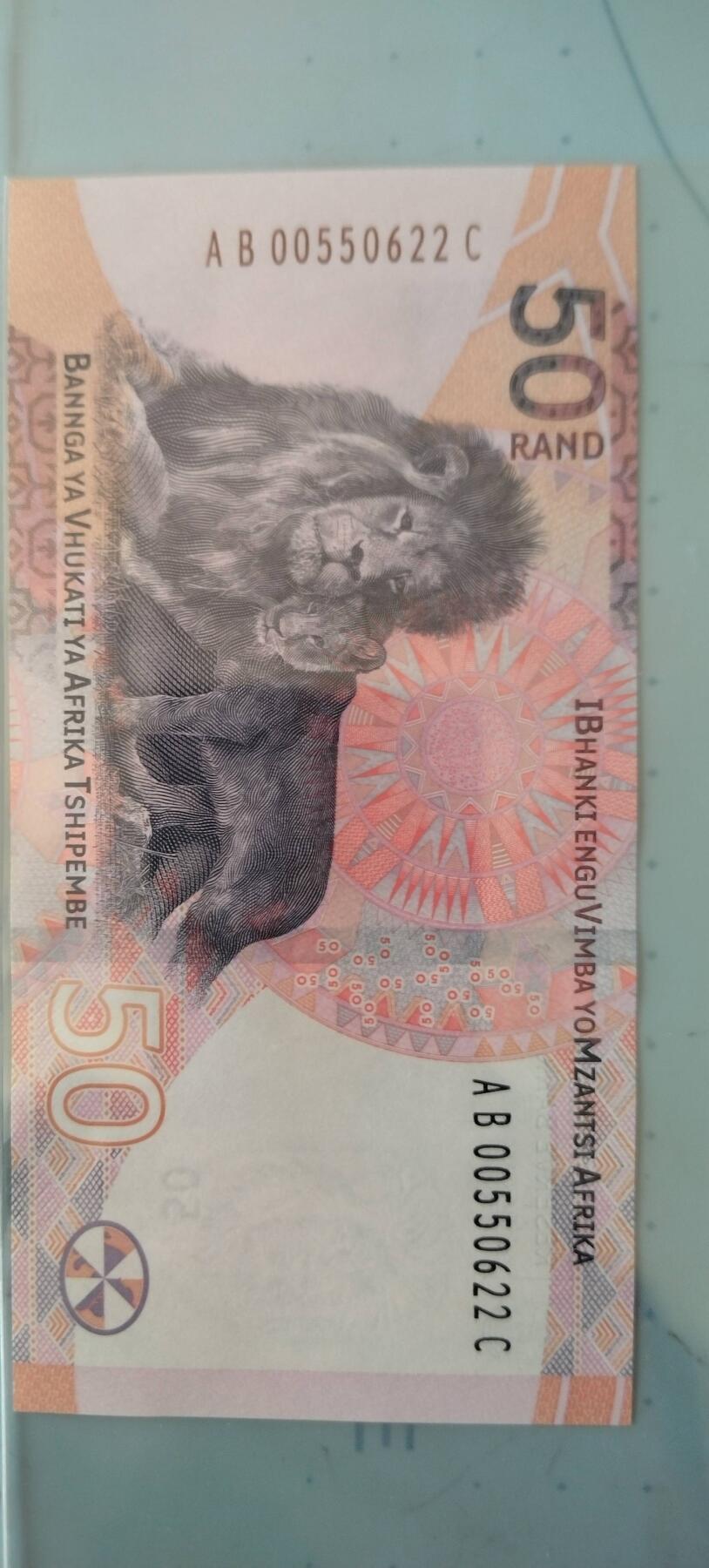 南非50兰特正面：曼德拉头像、头像两侧的微缩文字取自南非宪法序言、英文行名和国徽背面：两头非洲狮