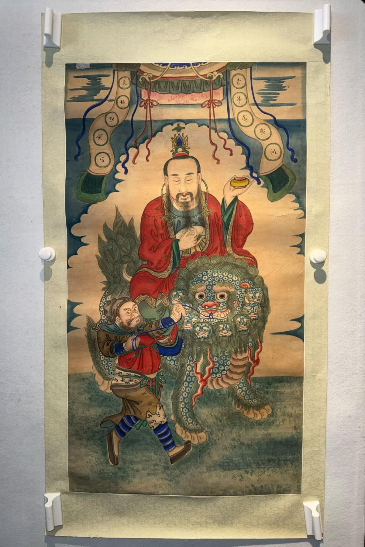 清代手绘太乙救苦天尊像 镜106*58cm镇宅第一神，太乙救苦难！清代老画新裱，太乙天尊乘九头狮子，护佑平安破除万难。家里挂一幅，心安祈福，诸事顺遂。