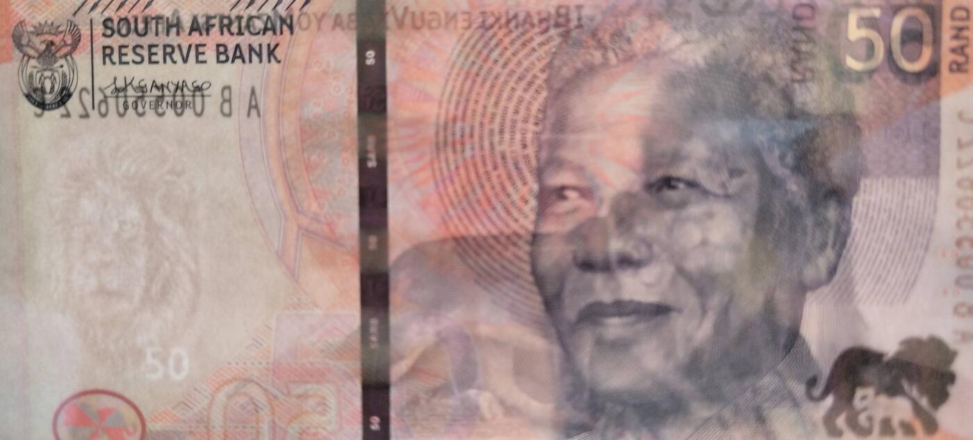 南非50兰特正面：曼德拉头像、头像两侧的微缩文字取自南非宪法序言、英文行名和国徽背面：两头非洲狮