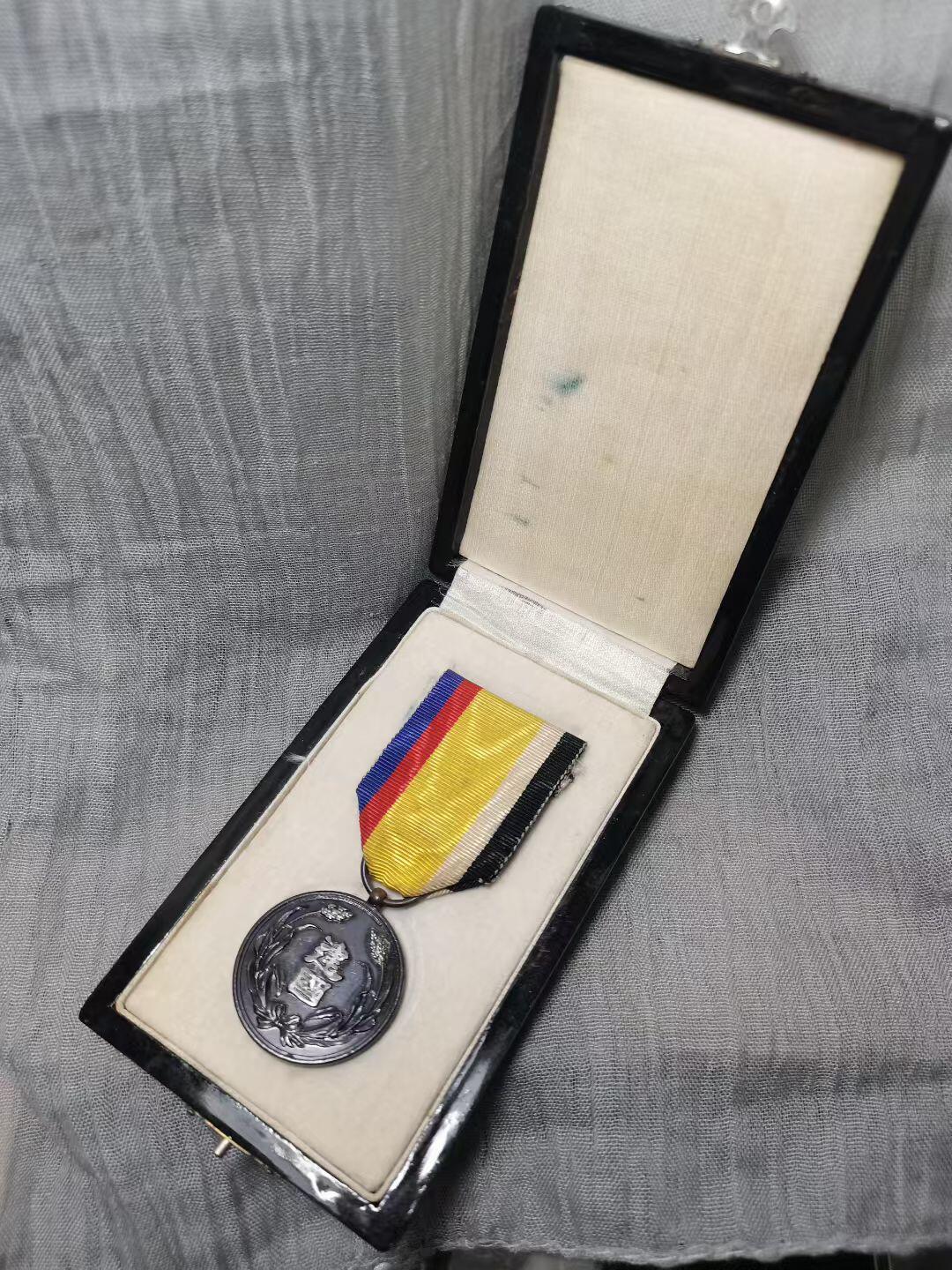 伪满建国功劳章 银质