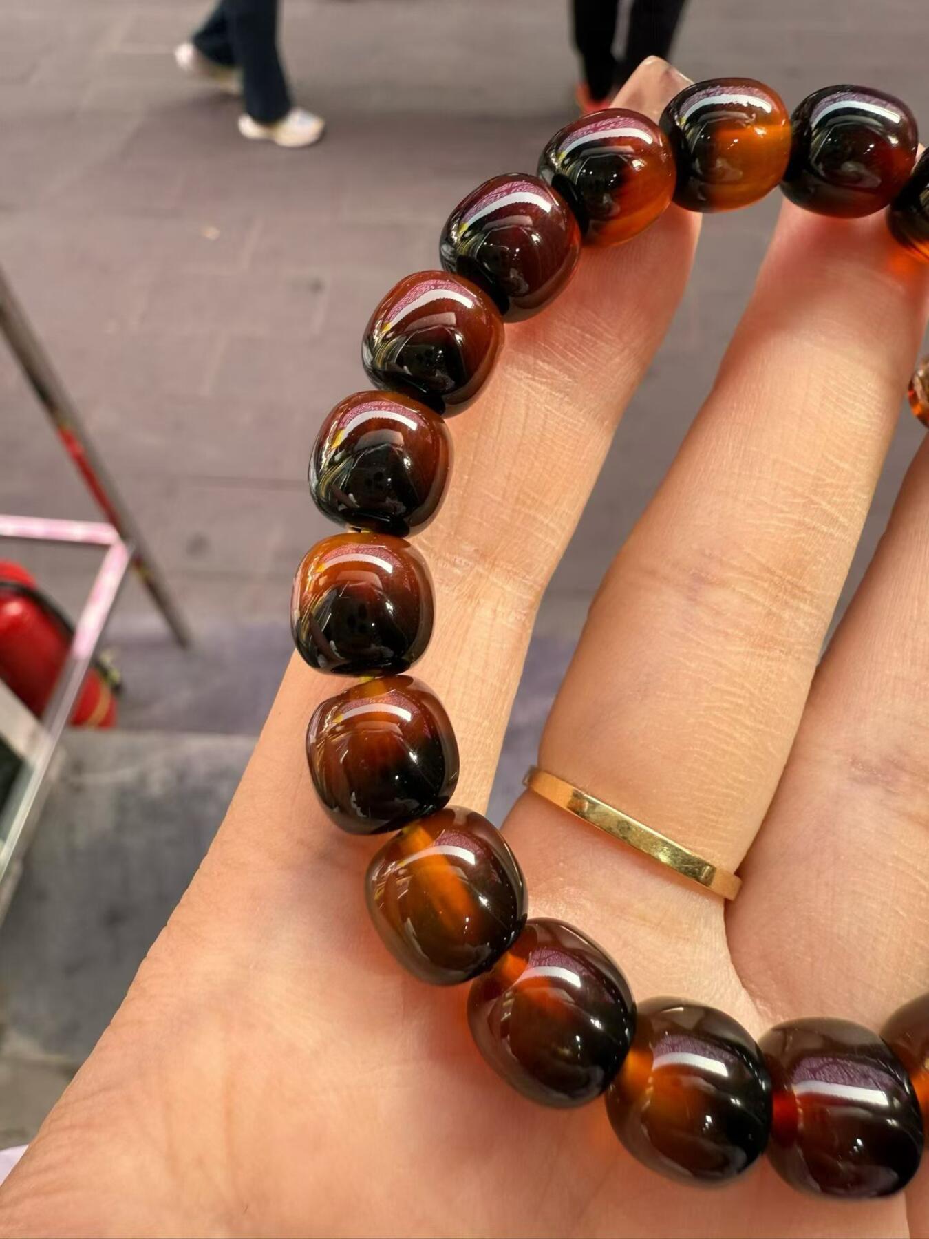 纯天然海底软黄金十三麟佛珠手串，男女款，尺寸10x10mm。珠体油润，纹理自然，颜色漂亮，盘玩收藏皆宜。实物实拍，所见即所得。