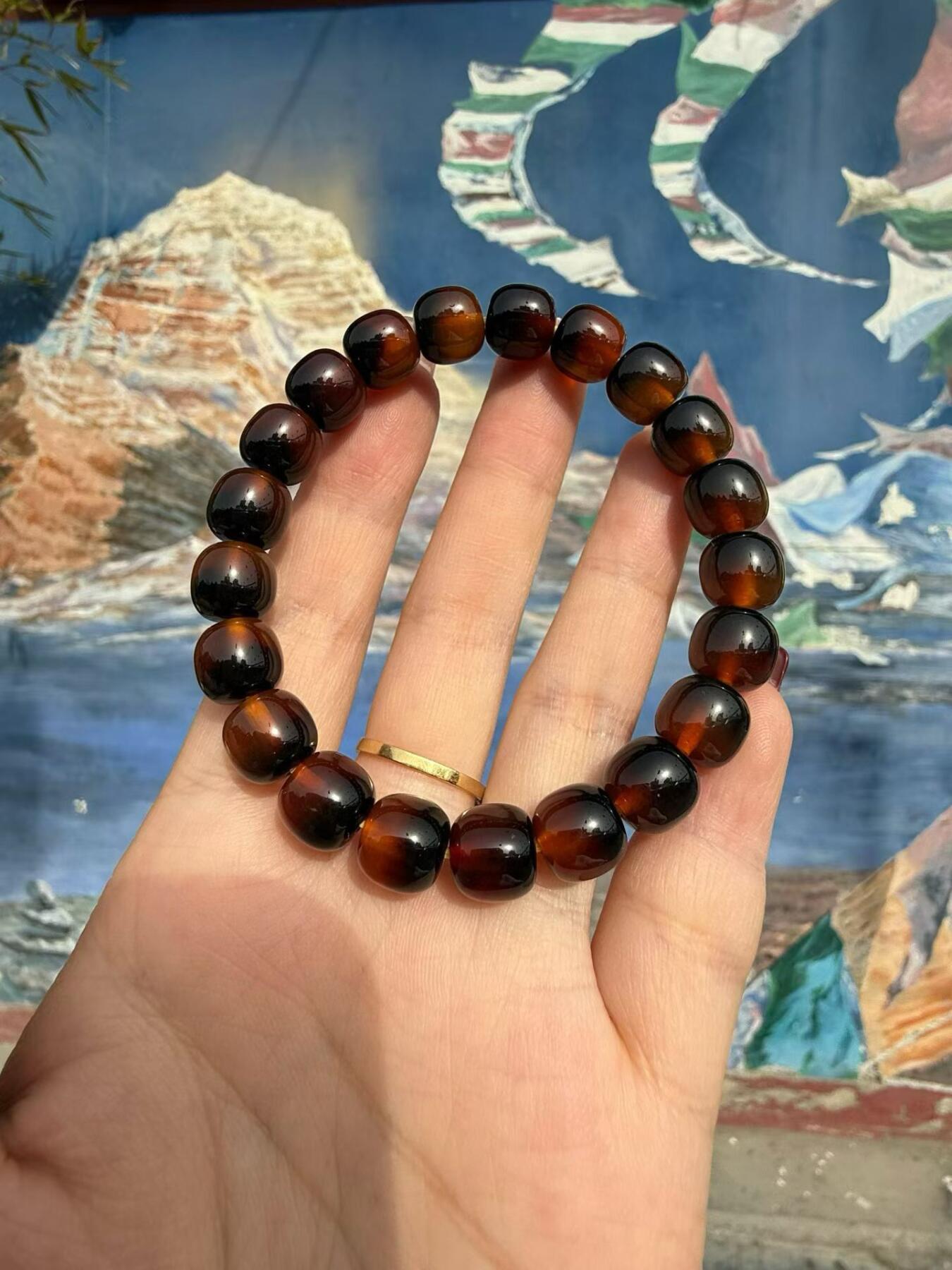 纯天然海底软黄金十三麟佛珠手串，男女款，尺寸10x10mm。珠体油润，纹理自然，颜色漂亮，盘玩收藏皆宜。实物实拍，所见即所得。