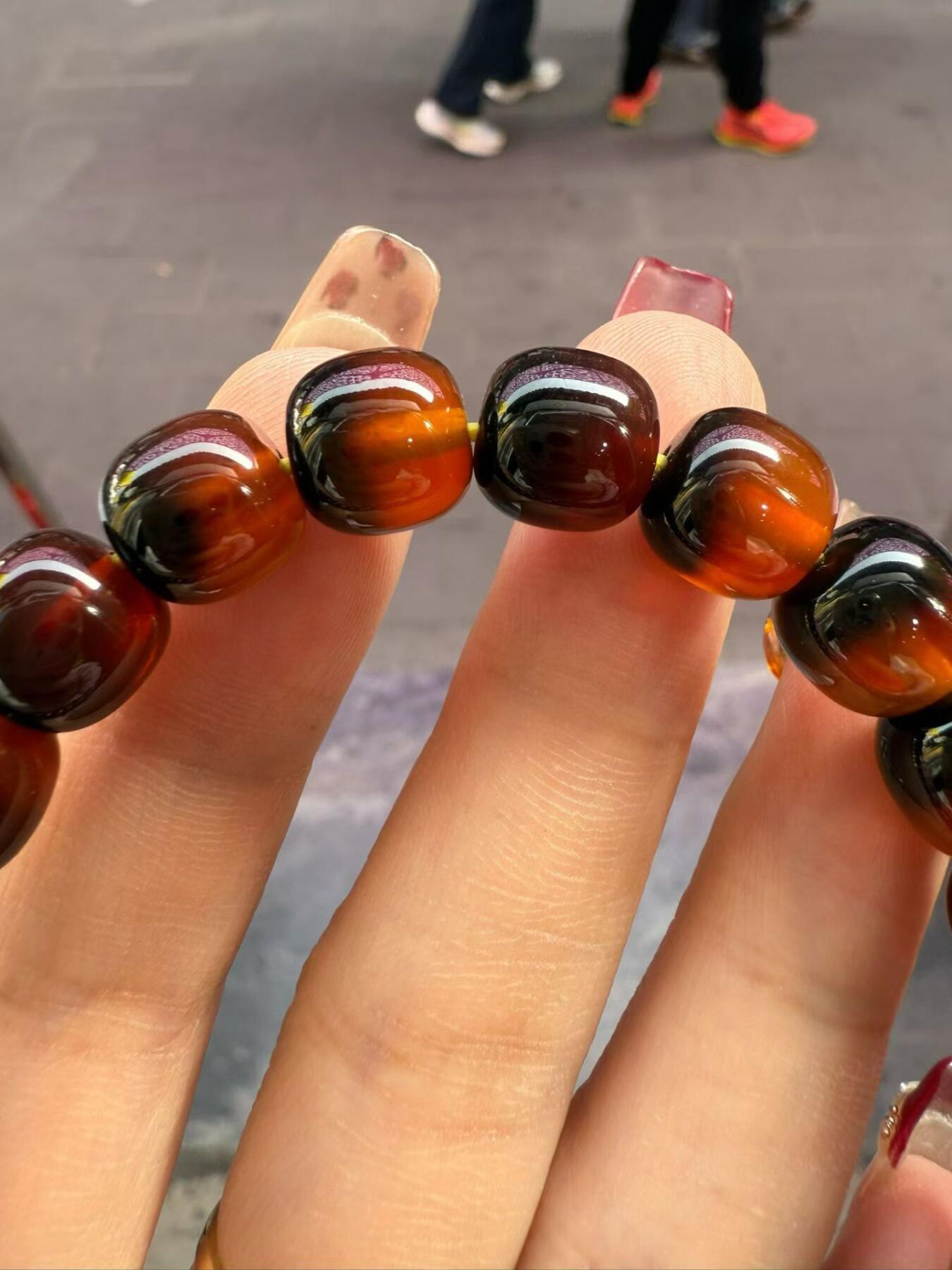 纯天然海底软黄金十三麟佛珠手串，男女款，尺寸10x10mm。珠体油润，纹理自然，颜色漂亮，盘玩收藏皆宜。实物实拍，所见即所得。