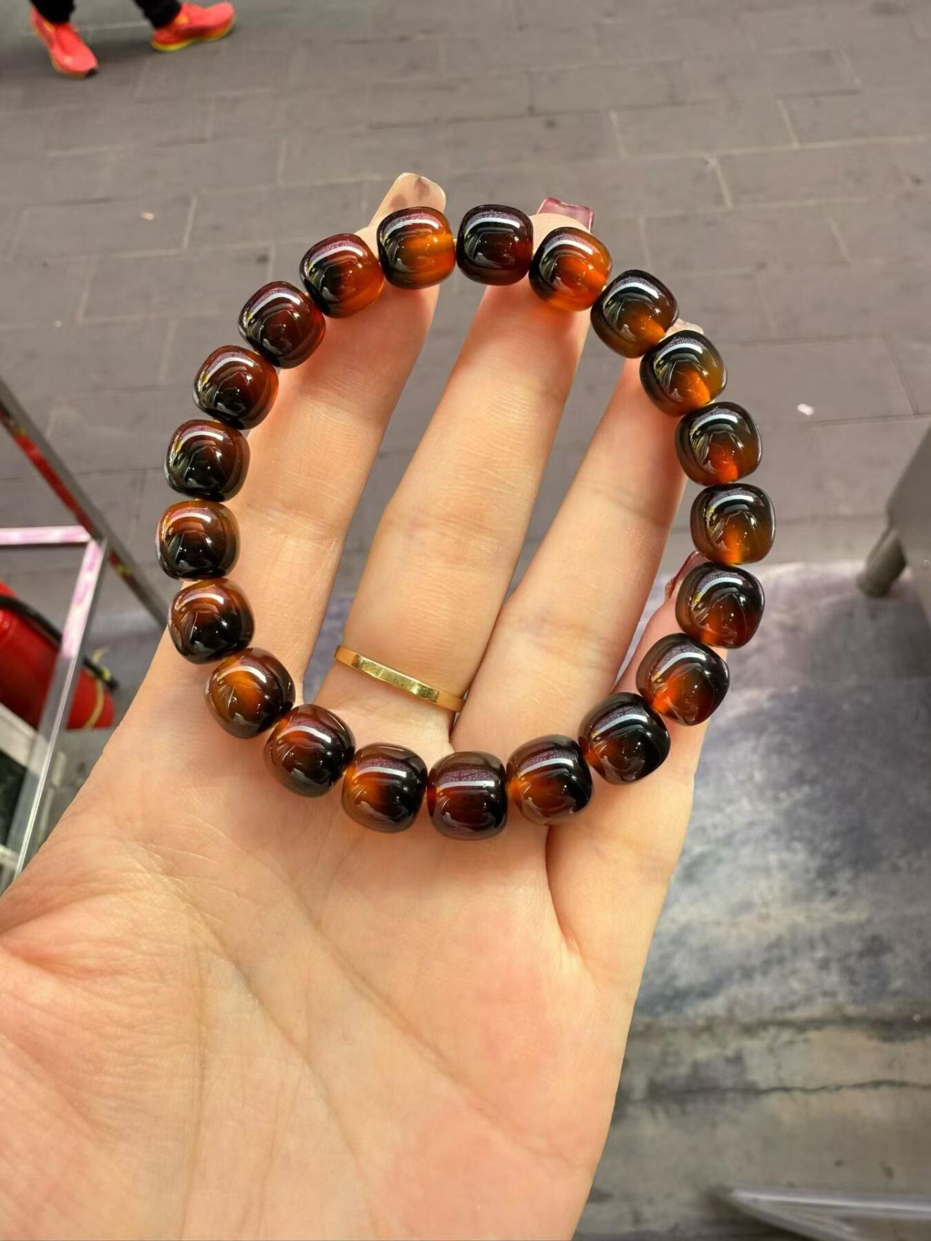 纯天然海底软黄金十三麟佛珠手串，男女款，尺寸10x10mm。珠体油润，纹理自然，颜色漂亮，盘玩收藏皆宜。实物实拍，所见即所得。