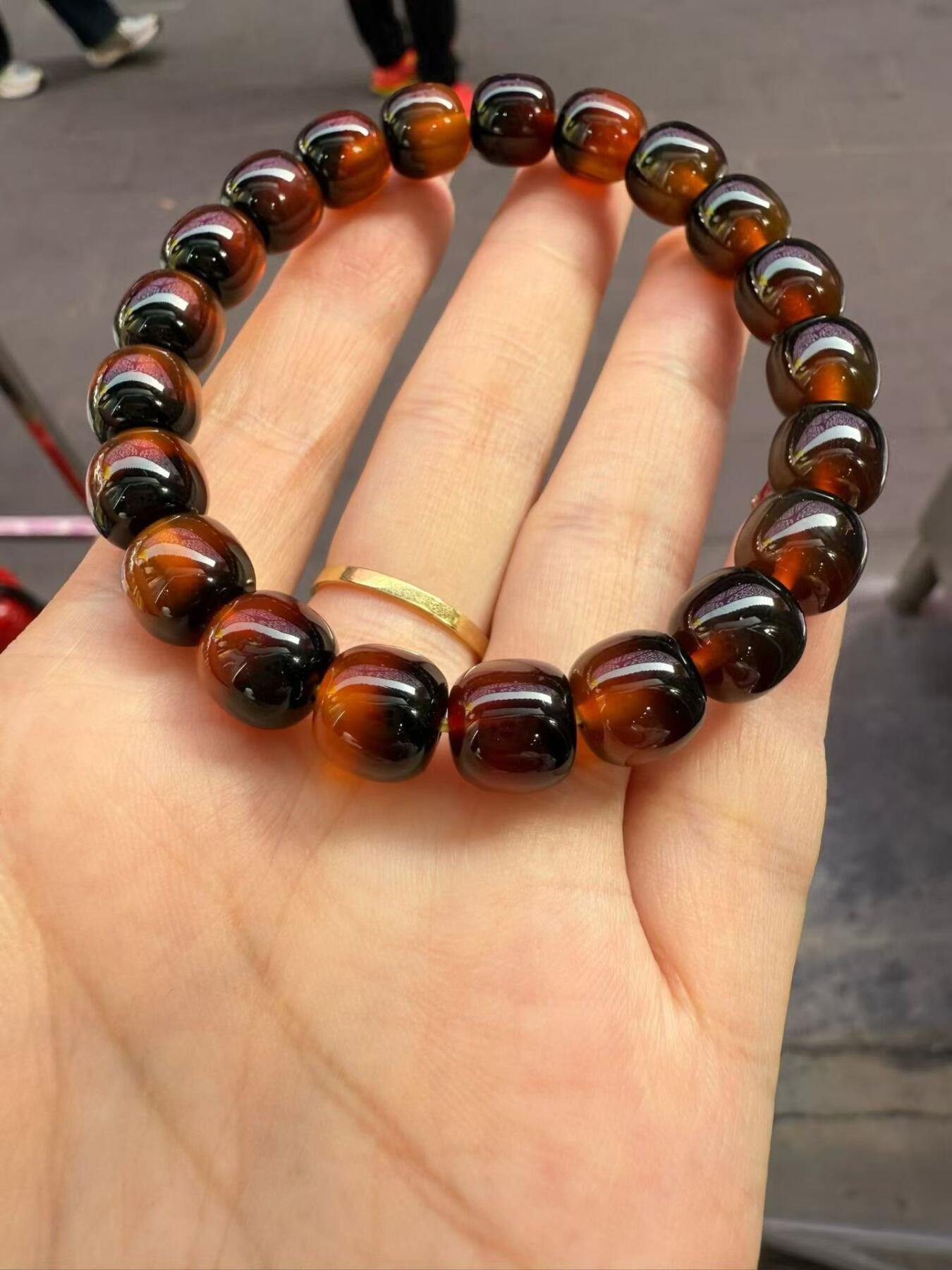 纯天然海底软黄金十三麟佛珠手串，男女款，尺寸10x10mm。珠体油润，纹理自然，颜色漂亮，盘玩收藏皆宜。实物实拍，所见即所得。