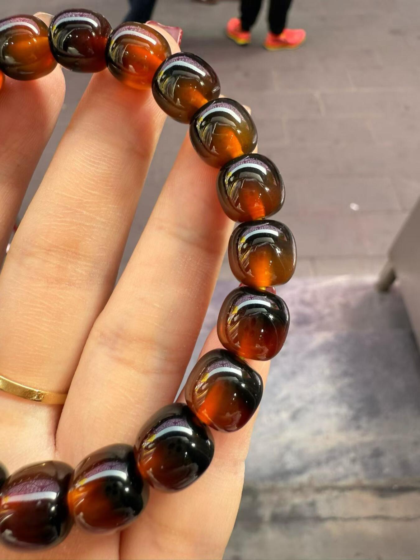 纯天然海底软黄金十三麟佛珠手串，男女款，尺寸10x10mm。珠体油润，纹理自然，颜色漂亮，盘玩收藏皆宜。实物实拍，所见即所得。