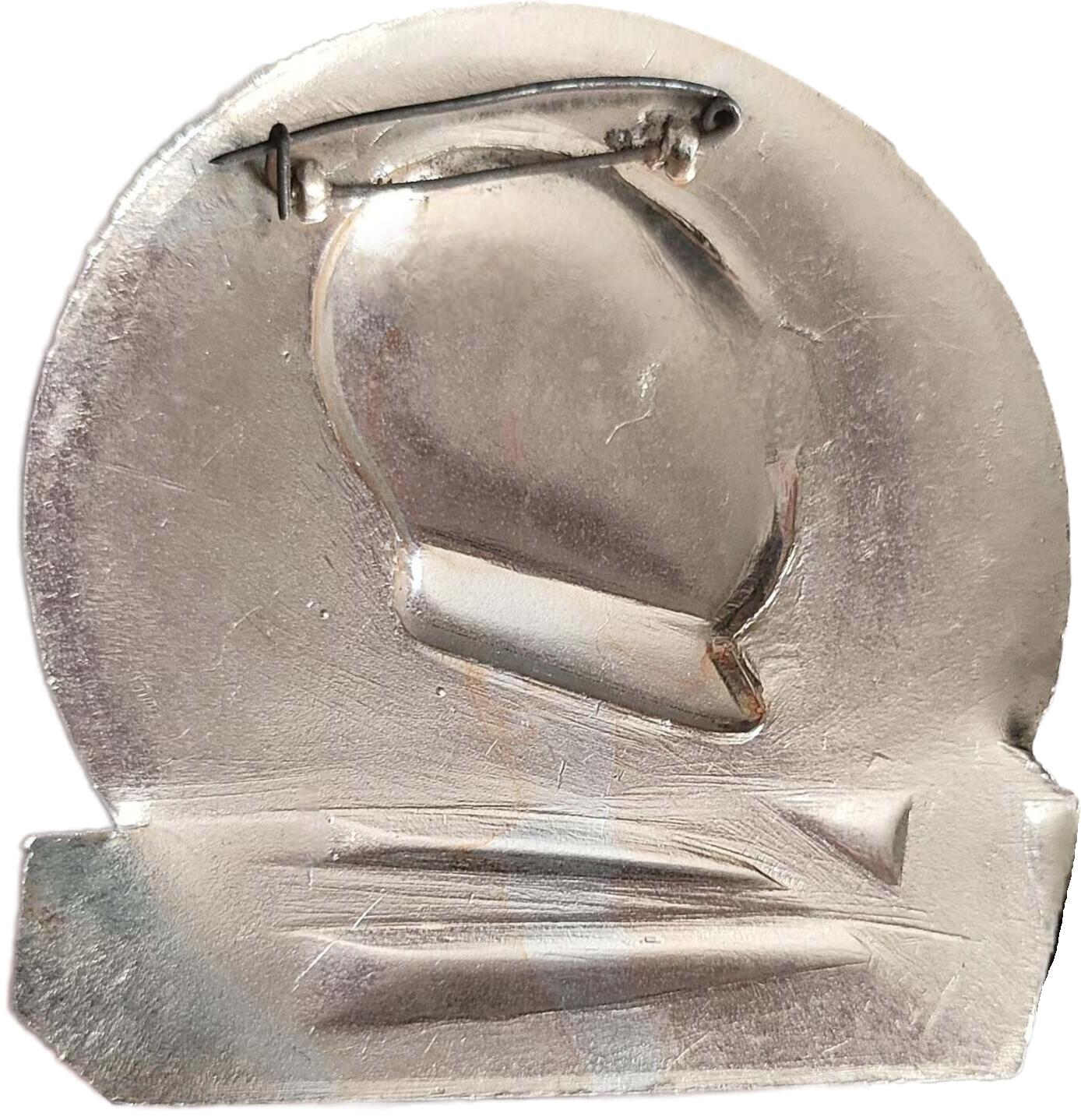 从天安门到红太阳：一枚像章里的信仰符号