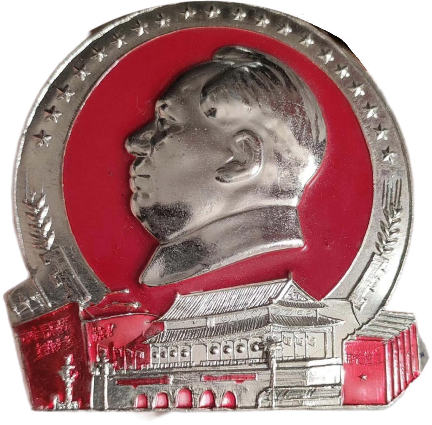 从天安门到红太阳：一枚像章里的信仰符号