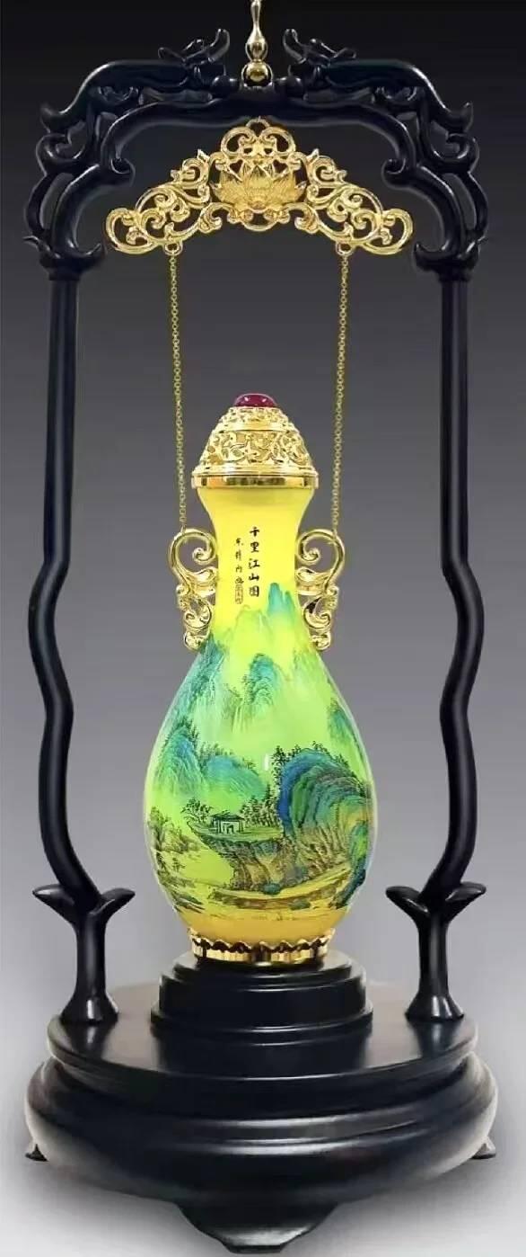 豇豆红釉变天球尊(美人醉)》高14厘米，足径5.6厘米，造型秀雅，为康熙