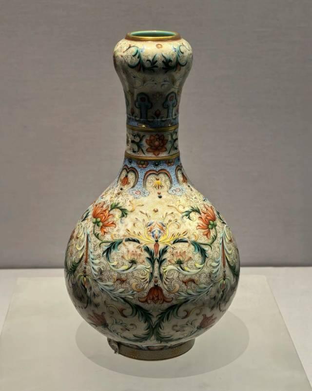 豇豆红釉变天球尊(美人醉)》高14厘米，足径5.6厘米，造型秀雅，为康熙