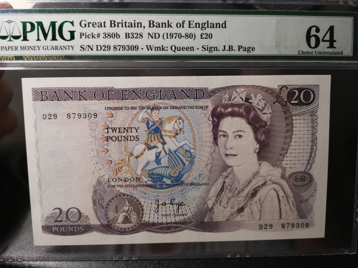 《外钞收藏家》第五十八期拍卖 英国D序列20镑 女王水印 pmg64  自习看有个黄斑