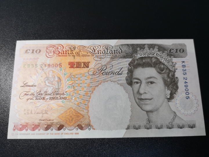 《外钞收藏家》第五十八期拍卖 1993年E序列10镑  au品相  有中折 参考测光