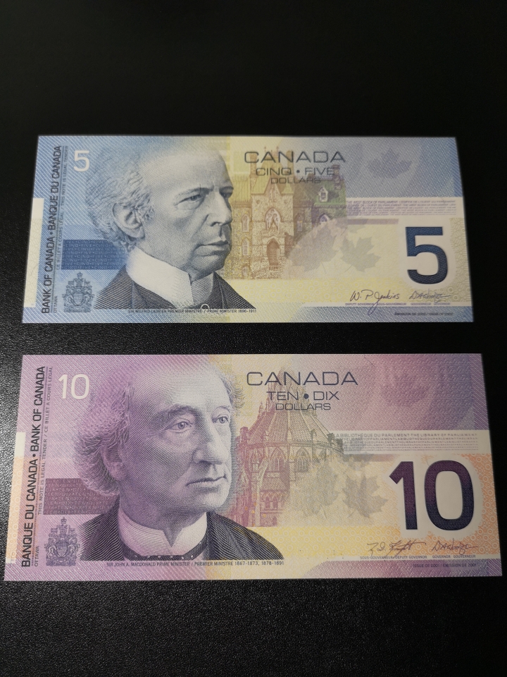 《外钞收藏家》第五十八期拍卖 加拿大旅版5、10初版  尾号1同  全新unc