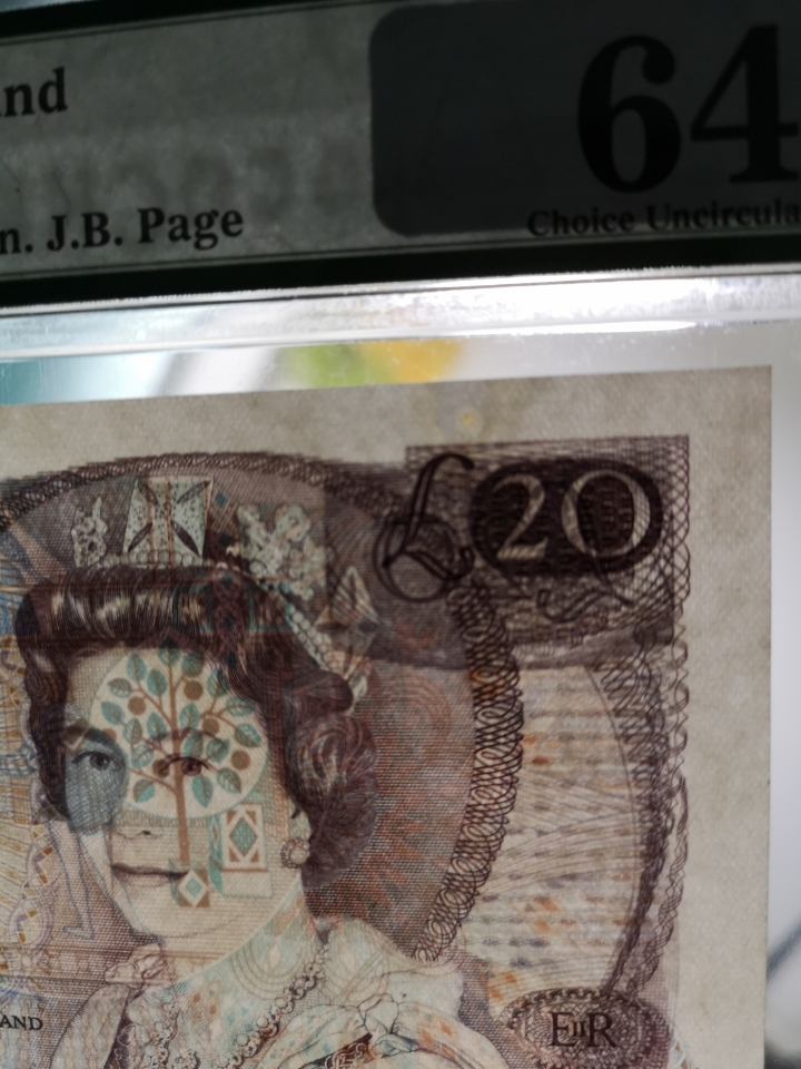 《外钞收藏家》第五十八期拍卖 英国D序列20镑 女王水印 pmg64  自习看有个黄斑