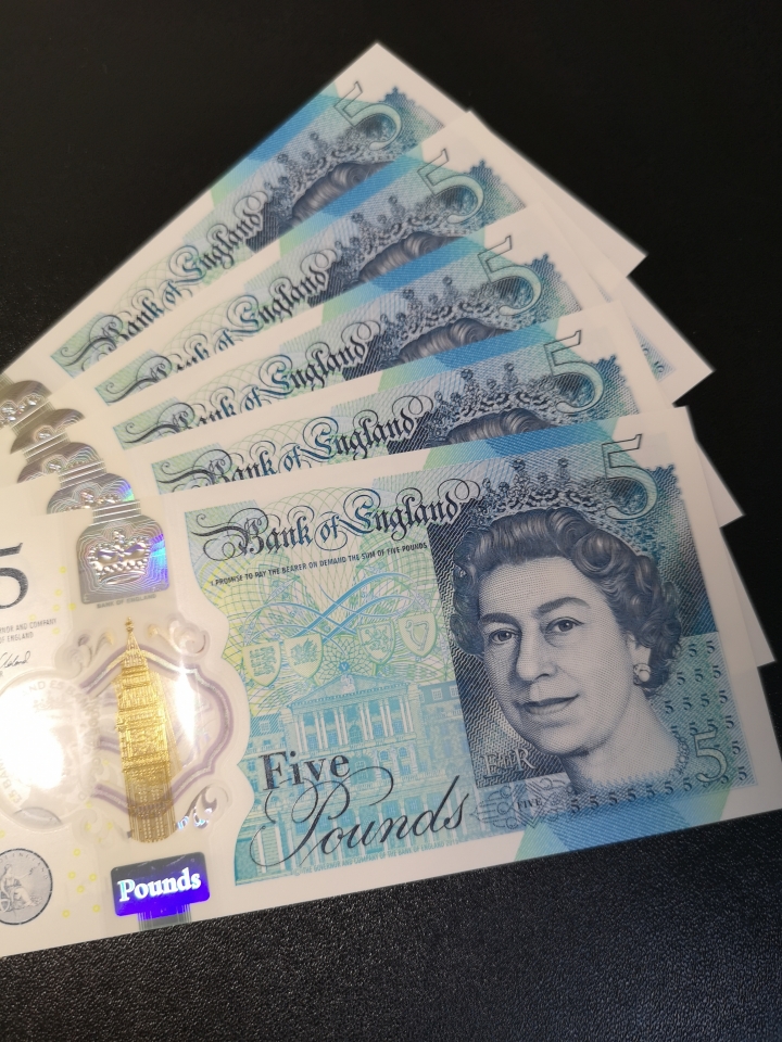 《外钞收藏家》第五十八期拍卖 最新版5英镑塑料钞 AA冠 五连号 全新unc