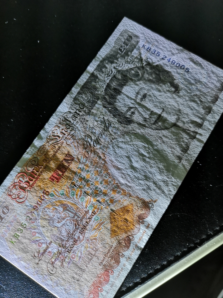 《外钞收藏家》第五十八期拍卖 1993年E序列10镑  au品相  有中折 参考测光