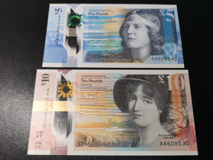 《外钞收藏家》第五十八期拍卖 苏格兰最新版塑料钞5、10镑两张  全新unc  都是AA冠