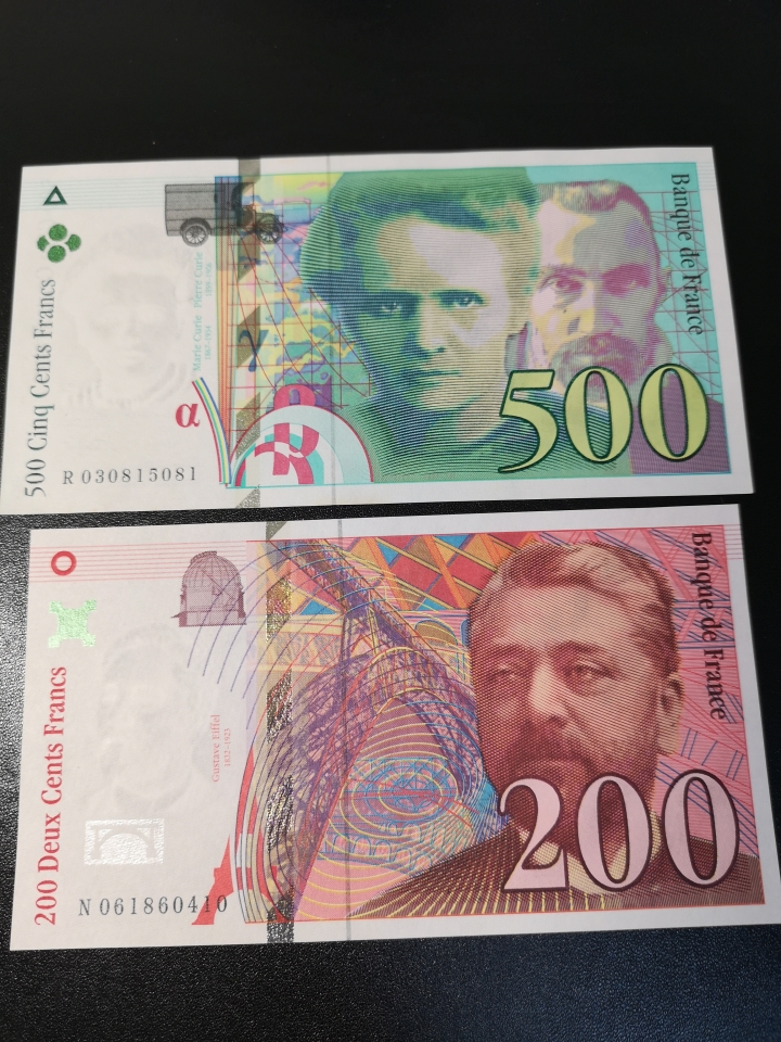 《外钞收藏家》第五十八期拍卖 法国末版500、200法郎  au品相 500边上一点黄  其他状态良好