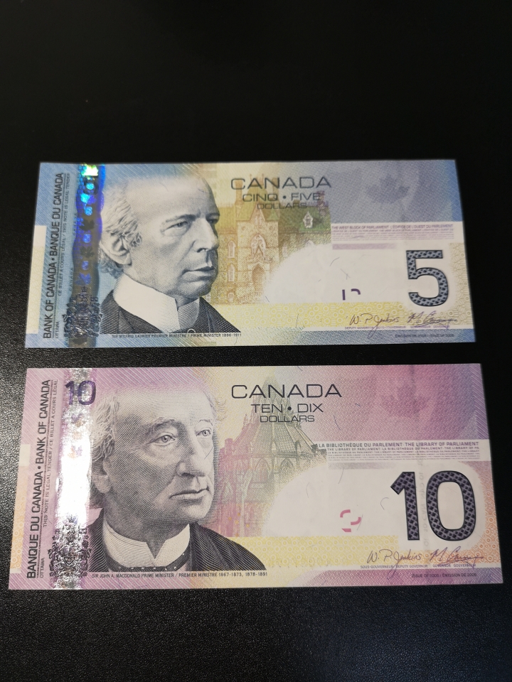 《外钞收藏家》第五十八期拍卖 加拿大旅版5、10两张  都是999豹子号  全新unc