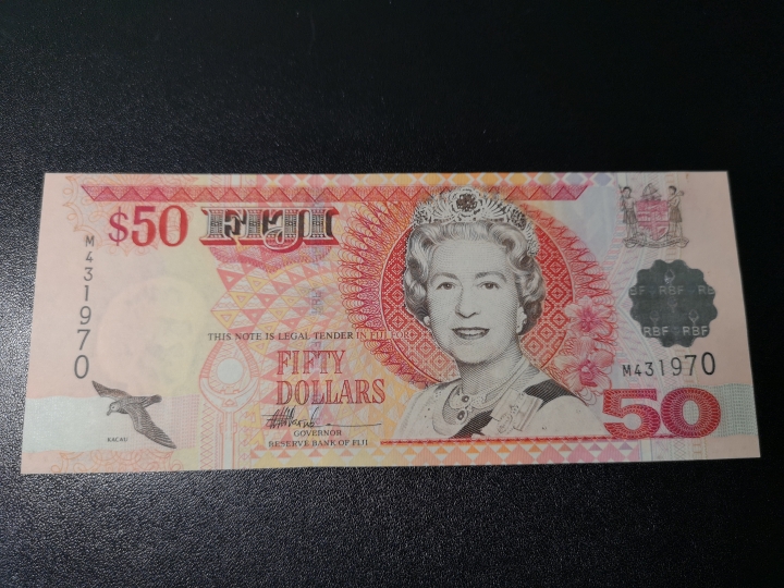 《外钞收藏家》第五十八期拍卖 斐济50女王 精美红色版  全新unc